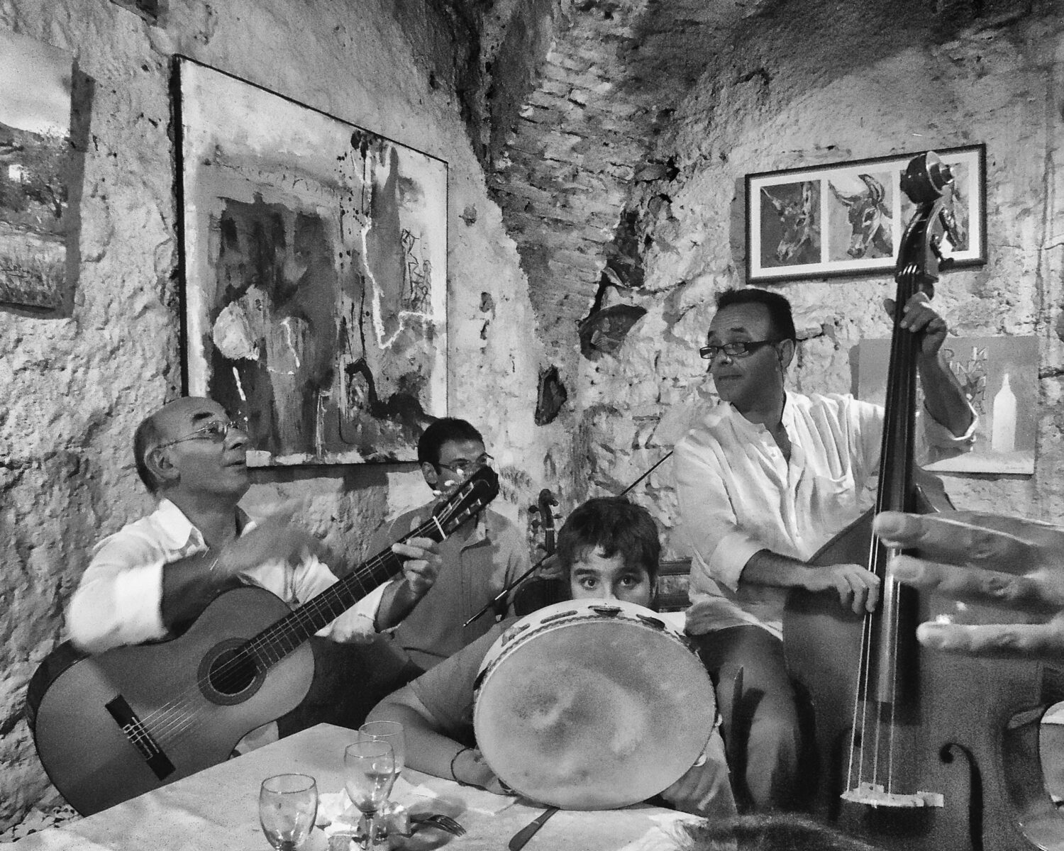 Musica in un locale a Castelbuono: un gruppo di amici improvvisa una
band oppure si tratta di musicisti navigati?
Comunque la foto rende un’atmosfera di festosa felicità musicale.
(Maria Antonietta Spadaro)