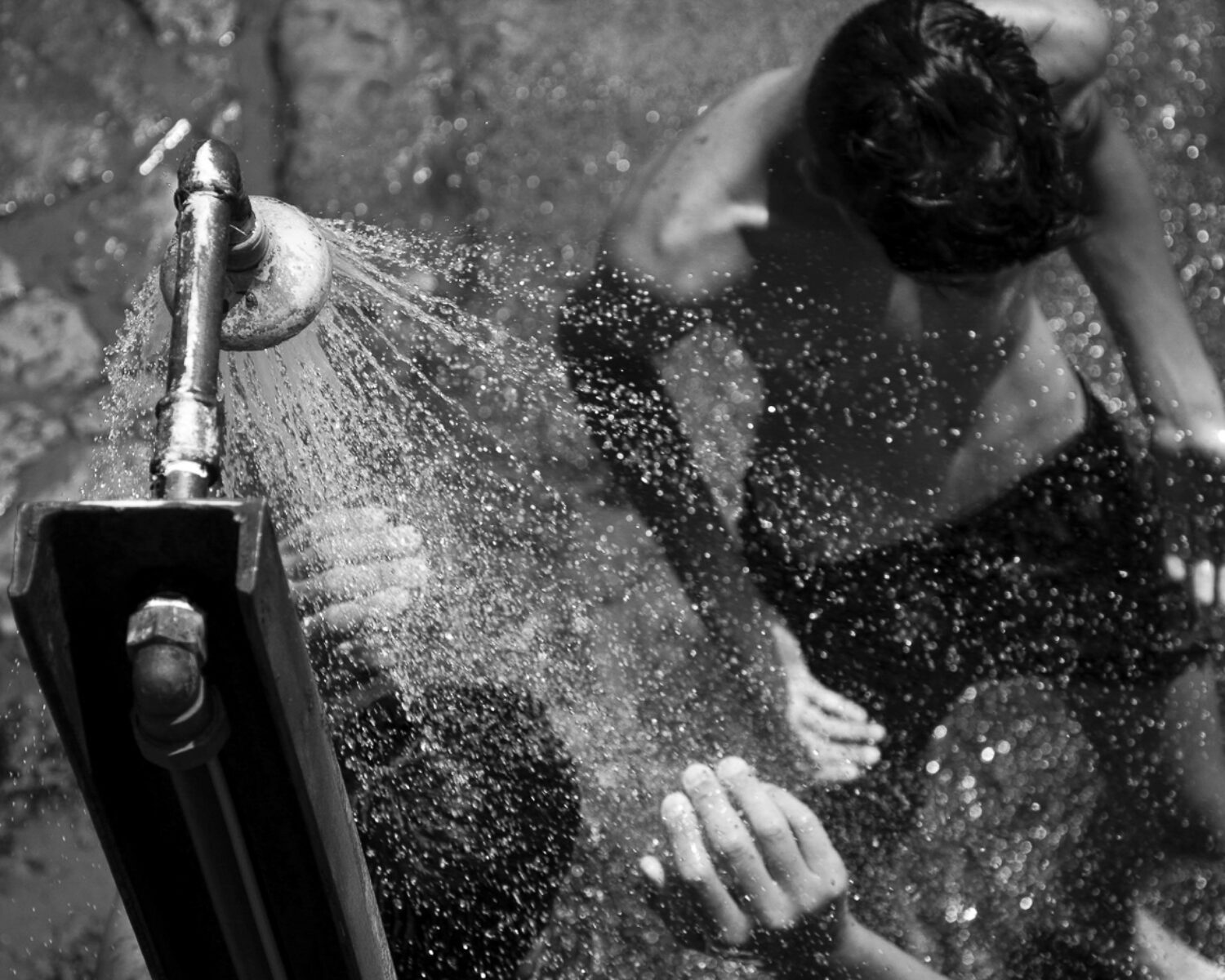 La fotografia, con una inquadratura originale e vivace immediatezza,
riesce ad rendere un momento in cui i corpi sembrano infrangersi con gli
spruzzi in una riuscita dinamica composizione ...
(Maria Antonietta Spadaro