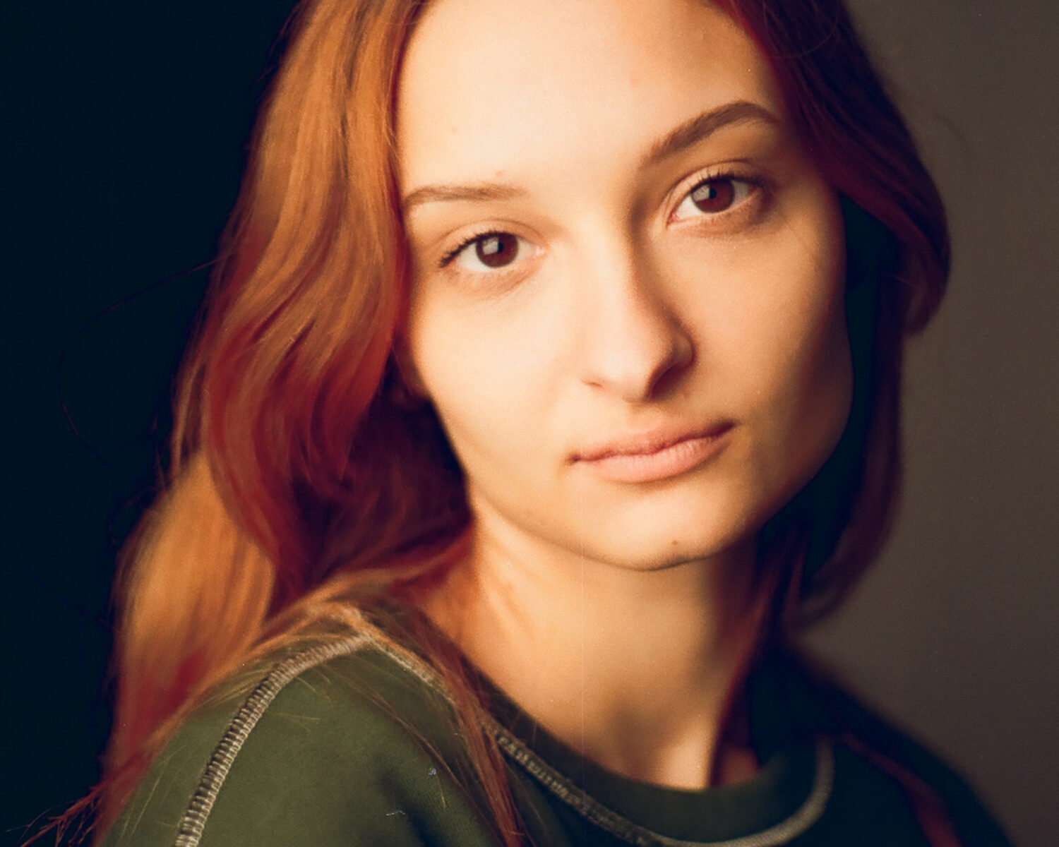 Memore di classici ritratti storici, il volto della giovane si svela attraverso
morbidi chiaroscuri, mentre lo sguardo fissa lo spettatore e le labbra
sembrano trattenere un timido sorriso.
Ben accordati i colori del verde muschio dell’abito con il rosso dei capelli.
(Maria Antonietta Spadaro)