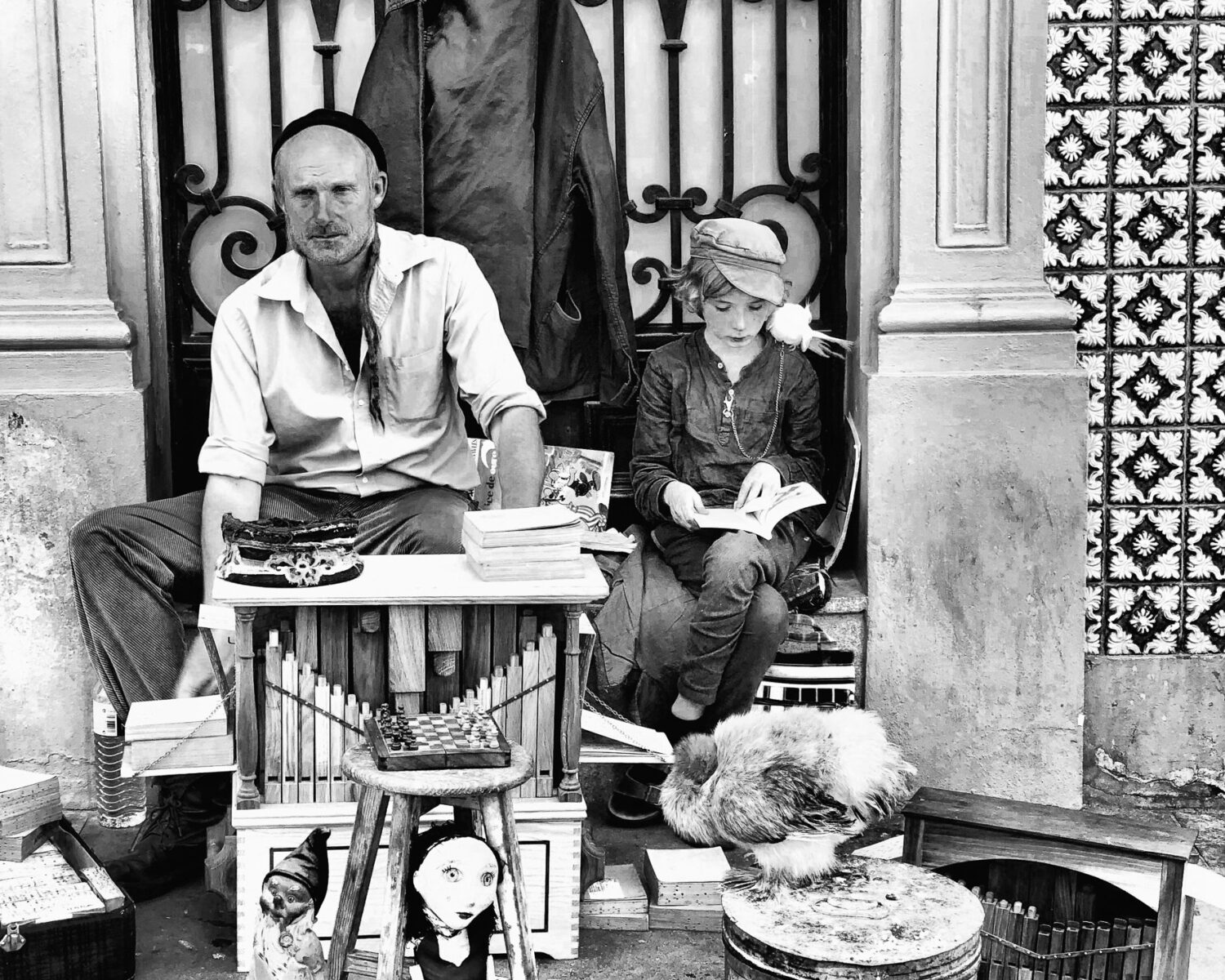 Il Palcoscenico della verità evoca memorie teatrali o cinematografiche
ma con estrema naturalezza: vorremmo essere lì a parlare con
quell’uomo e il ragazzo intento alla lettura.
Ogni oggetto, lo spazio, tutto induce alla magia. Persino la marionetta in
primo piano sembra volerci comunicare qualcosa del suo mondo per certi
versi alieno.
(Maria Antonietta Spadaro)