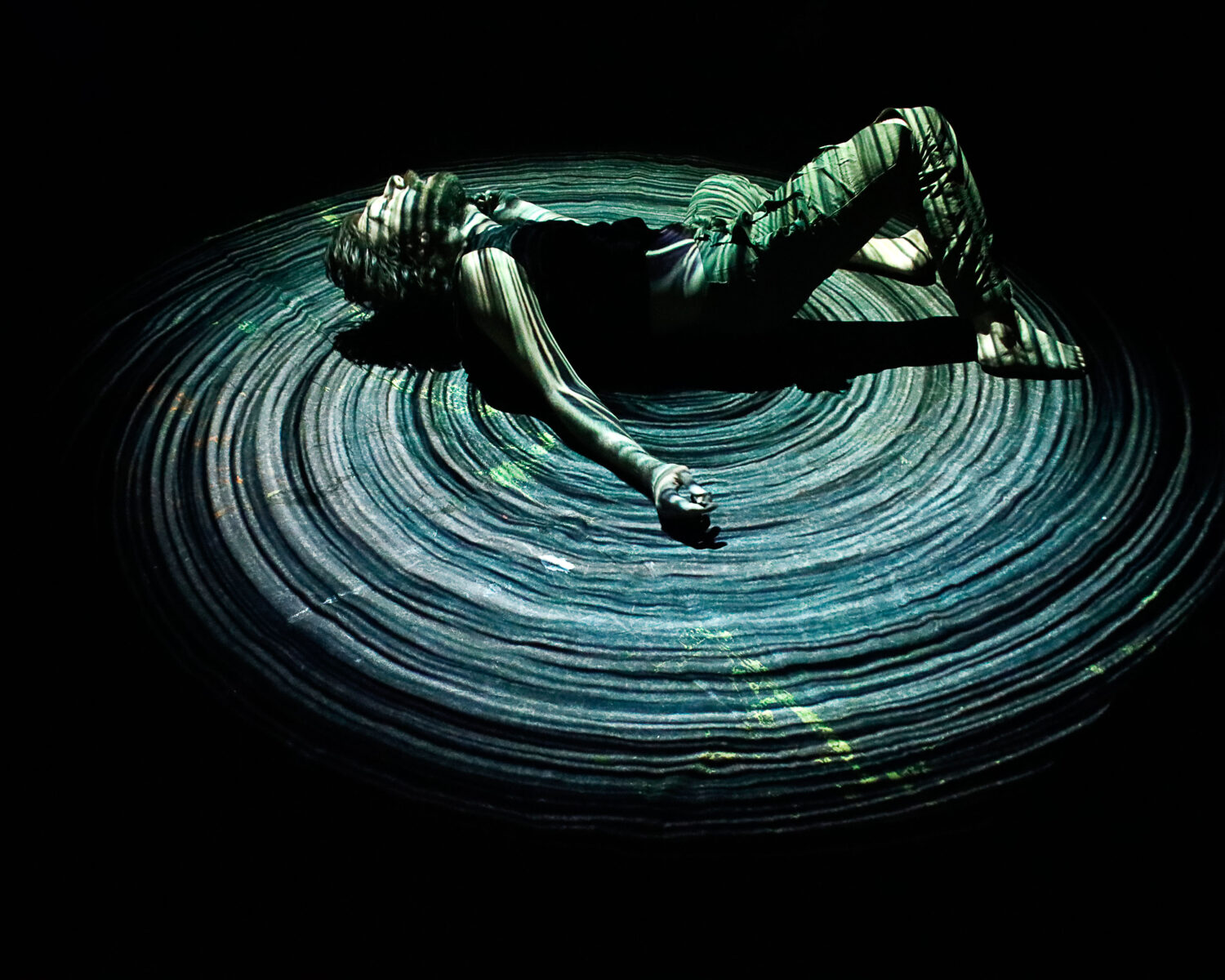 Se il teatro è magia questa fotografia ne è testimonianza.
Lo scatto evidenzia attraverso un vortice luminoso l’angoscia dell’uomo,
che appare schiacciato e bloccato da un misterioso sortilegio generato
dai cerchi di luce.
(Maria Antonietta Spadaro)